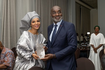 Côte d’Ivoire / Présentation et dédicace du livre « me Voici » de Rabia Diallo : le Maire Jean Marc Yacé apporte son soutien et celui du Conseil Municipal à l’Auteure