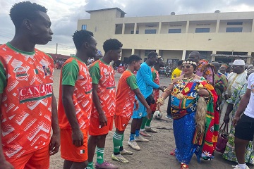 Côte d’Ivoire / 4ème Edition du Festival International de l’Afrique (FENA) : la Reine Kyerema Abrafi Koto donne le coup d’envoi de la Finale de Football